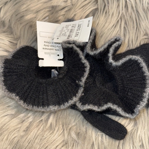 NWT Vintage Neiman Marcus 100% Cashmere Ruffle Hem Black Gloves O/S - Picture 2 of 3